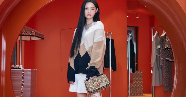 Đặt lên bàn cân Kim Tae Hee và 2 ”bản sao”: Nhan sắc và phong cách liệu có kém cạnh hậu bối?