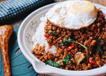 Bữa tối làm siêu nhanh với món cơm thịt băm kiểu Thái