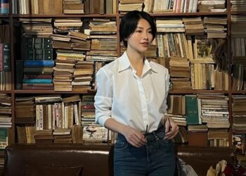 Bí kíp mặc áo sơ mi trắng và quần jeans xanh tuyệt đẹp