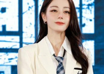 Địch Lệ Nhiệt Ba lại lên hot search nhưng tâm điểm không phải gương mặt xinh đẹp
