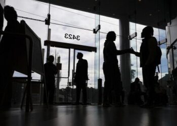 Xu thế cắt giảm lao động tại các tập đoàn công nghệ và bán lẻ