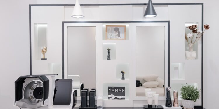 Trải nghiệm soi da và chăm sóc cao cấp với YA-MAN