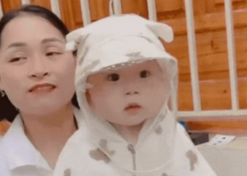 Mùa hè oi bức, bôi kem thôi chưa đủ, mẹ nhất định phải sắm thêm áo khoác chống nắng kèm mũ này cho bé