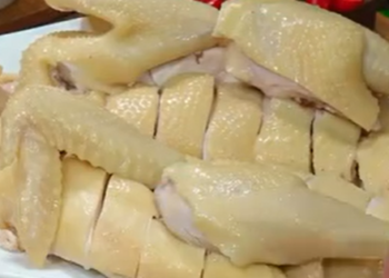 Tiết lộ bí quyết luộc gà da vàng bóng, căng mọng, thịt ngọt mà không khô xác