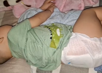 Con mắc tay chân miệng có biểu hiện ngủ giật mình, mẹ hoảng hốt đưa đi cấp cứu: Biến chứng lên não nguy hiểm