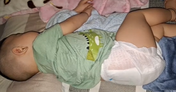 Con mắc tay chân miệng có biểu hiện ngủ giật mình, mẹ hoảng hốt đưa đi cấp cứu: Biến chứng lên não nguy hiểm