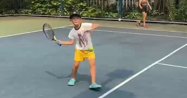 Con trai Ly Kute chơi tennis chuyên nghiệp, trò chơi đòi hỏi thể lực, sức bền và sự kiên trì của các bé