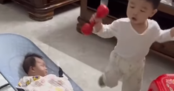 Mẹ dốc hết sức ru mãi em mới ngủ, anh làm hành động khiến ai nấy đứng hình: Đẻ mau nói chung cũng “nhàn”