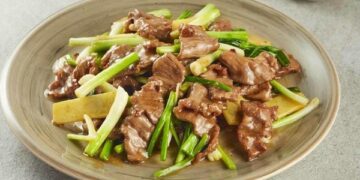 90% mọi người không biết cho 2 nguyên liệu này vào sẽ giúp món thịt bò xào mềm như đậu phụ, mịn ngon vô cùng!