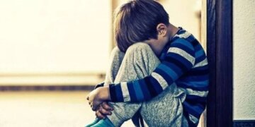 Mẹ bỏ việc, 10 năm lặn lội chữa bệnh cho con trai tự kỷ