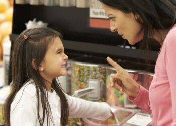 Tuổi nào trẻ bắt đầu ‘cầm nhầm’?