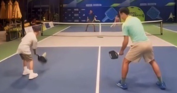 Màn đấu Pickleball nghẹt thở của 2 cặp bố con, bộ môn thể thao ”kết nối gia đình” dự báo sẽ hot hit hè này
