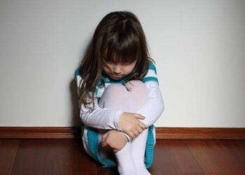 Trẻ mắc lỗi có nên bị phạt nhốt trong phòng tối để chúng tự hối lỗi?