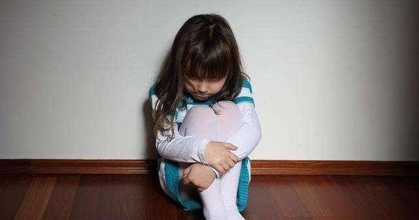 Trẻ mắc lỗi có nên bị phạt nhốt trong phòng tối để chúng tự hối lỗi?