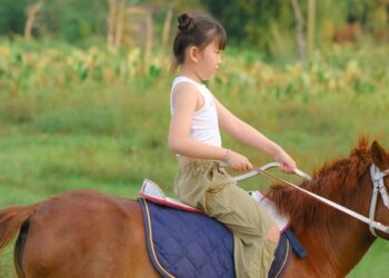 Bé gái 9 tuổi cưỡi ngựa phi nước đại, thần thái khiến người xem không thể rời mắt