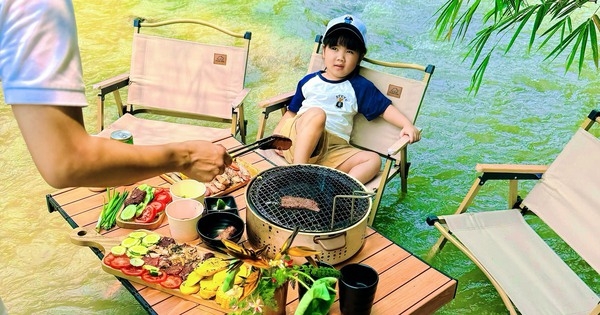 Trốn nắng Hà Nội, gia đình nhỏ có chuyến picnic cực “chill”, trải nghiệm ăn đồ nướng ngay trên dòng suối mát