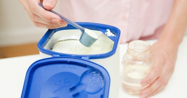 Bà dùng rượu pha sữa, cháu trai 4 tháng tuổi hôn mê