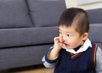 Cách giúp con bỏ thói quen… ngoáy mũi