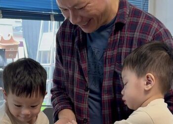 Shark Hưng dắt tay 2 con đi học mỗi sáng, hành động nhỏ của các bé với chú bảo vệ được khen quá ngoan