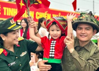 Nhiều người tiếc nuối vì em bé Điện Biên không xuất hiện trên sóng trực tiếp lễ diễu hành