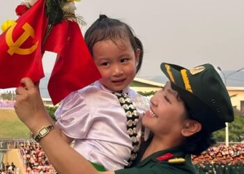 “Em bé Điện Biên” được các chú bộ đội cưng chiều từ trong sân tập tới ngoài đời
