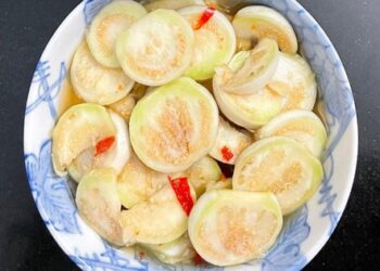 Hướng dẫn cách làm cà muối xổi cho bữa cơm ngày Hè