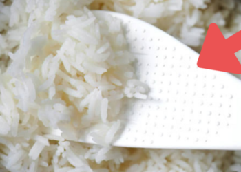 Các chấm sần trên muôi xới cơm có tác dụng gì?
