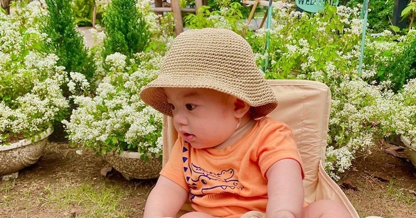 Chuyến du lịch biển đầu đời đầy mới lạ của em bé 6 tháng tuổi bị “dị ứng nửa thế giới”