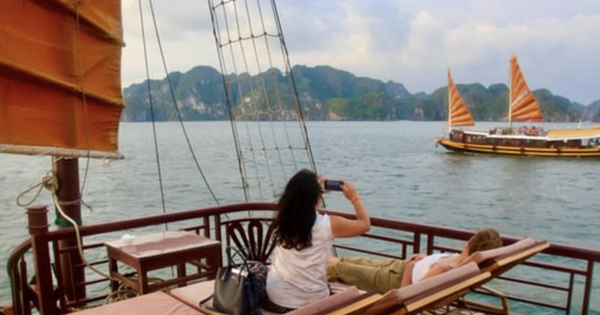 Chưa nghỉ lễ đã ‘cháy’ tour du thuyền vịnh Hạ Long