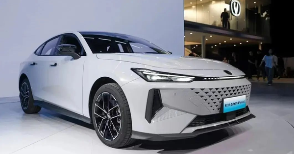 “Ông trùm” xe tải tại Việt Nam trình làng bom tấn sedan: ăn xăng ít hơn cả xe máy chỉ 0,9L/100km, giá quy đổi hơn 400 triệu đồng