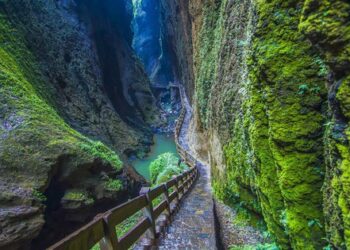 Hố thiên đường: Khám phá Xiaozhai Tiankeng, hố sụt sâu nhất thế giới!