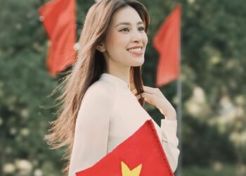Dàn hoa hậu mặc áo dài chào mừng lễ độc lập 30/4