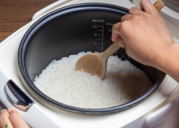 Nấu cơm dùng nước lạnh hay nước nóng? Bí quyết cho một nồi cơm ngon