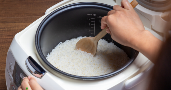 Nấu cơm dùng nước lạnh hay nước nóng? Bí quyết cho một nồi cơm ngon