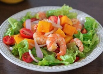 Mách bạn cách làm món tôm xào trộn xoài đơn giản, thanh mát chỉ với vài bước