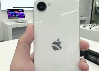 iPhone giá chỉ 10 triệu đồng bất ngờ lộ diện thực tế: Ngoại hình đẹp, thiết kế quá sang xịn so với tầm giá!