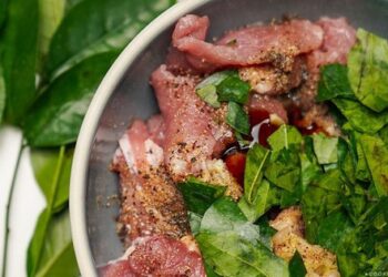 Nướng thịt với loại lá này, vị thơm ngon gấp đôi: Từ vùng núi phía Bắc, nhiều người Việt không biết tên
