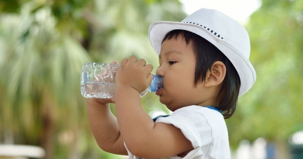 Ngày hè nắng nóng, trẻ uống nước bao nhiêu là đủ?