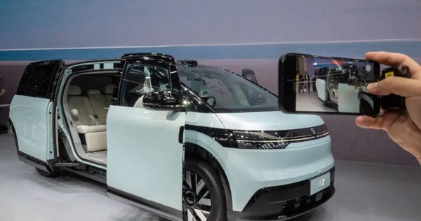 Xe điện Trung Quốc ngày càng cải tiến: Thông minh như robot, đầu tư mạnh tính năng tự hành, pin ngày càng nhỏ và sạc siêu nhanh