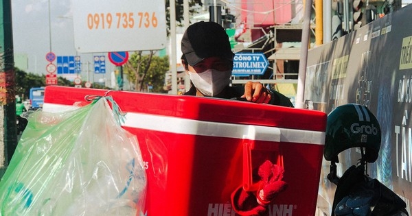 Xe ôm công nghệ oằn mình trong nắng nóng, có người chuyển sang chạy đêm, ban ngày đi bán nước để mưu sinh