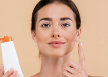 Trước khi thoa kem chống nắng cần làm gì?