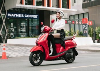Bí quyết lái xe tay ga an toàn cho phái nữ mùa mưa dông