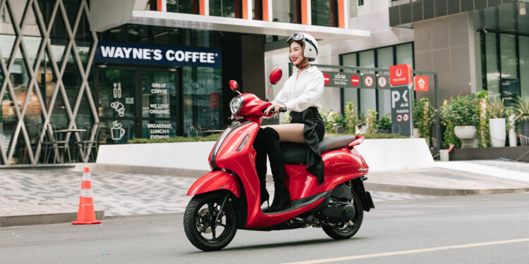 Bí quyết lái xe tay ga an toàn cho phái nữ mùa mưa dông