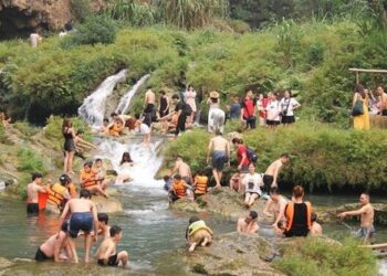 Thác Nàng Tiên ở Sơn La đông nghịt, xe ôm kiếm hơn 3 triệu đồng/ngày