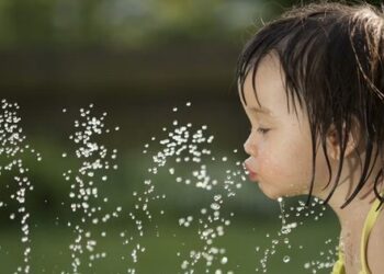 5 lợi ích không ngờ khi cho trẻ chơi với nước
