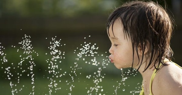 5 lợi ích không ngờ khi cho trẻ chơi với nước