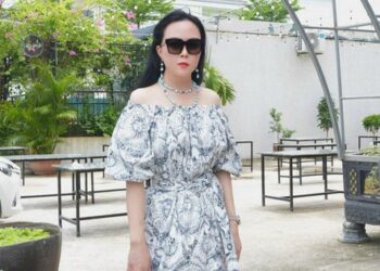 Phượng Chanel khoe vóc dáng thon thả ở tuổi U50, diện đồ hiệu tông xuyệt tông cực kỳ bắt mắt