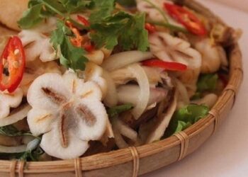 Cách làm gỏi gà măng cụt thanh mát cho ngày hè