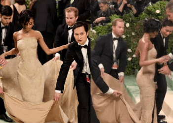 Tại Met Gala 2024, một nữ ca sĩ diện thiết kế váy không thể bước đi, phải có người bế lên thảm đỏ
