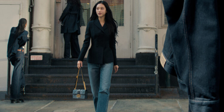 Kỹ nghệ savoir-faire tinh xảo đằng sau tấm áo Denim Dior Oblique mới của “It-bag” Dior Book Tote biểu tượng